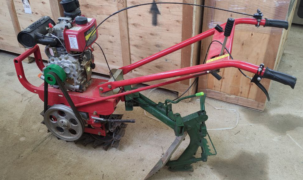 Motocultor para terrenos con cultivos establecidos, surcador y arador con motor petrolero 173F y enfriamiento por aire